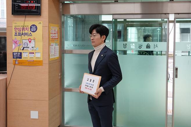 박충권 국민의힘 의원이 14일 서울경찰청을 방문해 이재명 더불어민주당 대표를 공무원사칭죄로 고발하는 내용의 고발장을 제출하고 있다. (사진=박충권 국민의힘 의원실)