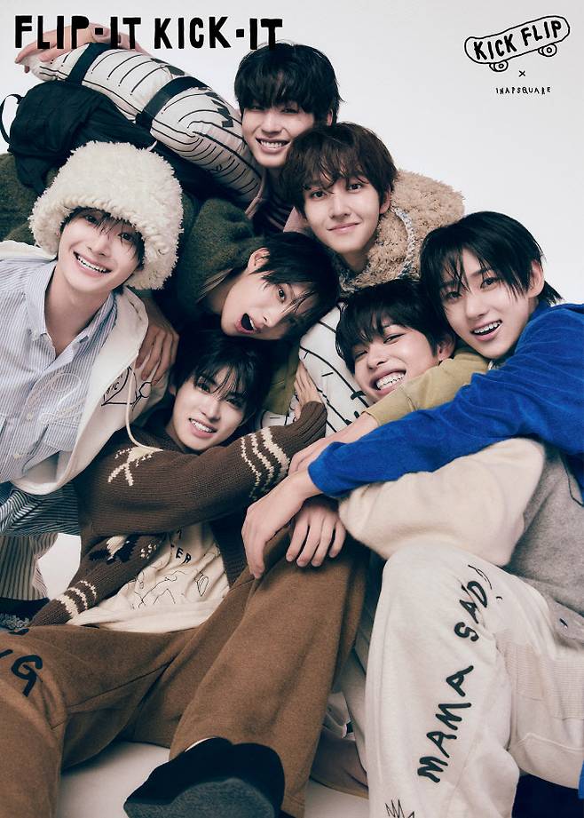 중앙 맨위부터 시계방향으로 킥플립 멤버 케이주, 동현, 계훈, 아마루, 주왕, 민제, 동화(사진=JYP엔터테인먼트)