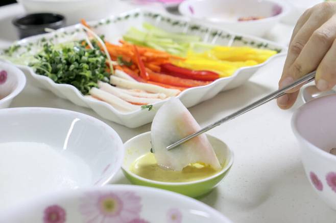 암 환자라고 특별한 음식만 먹을 필요는 없다. 충분한 열량과 탄수화물, 단백질, 지방, 비타민 등 다양한 영양소를 고루 섭취해야 힘든 치료를 감당하고 부작용도 줄일 수 있다. [사진=게티이미지뱅크]