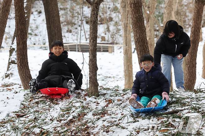 11일 광주 광산구 신가동 근린공원 언덕에서 아이들이 신나게 눈썰매를 타며 즐거운 시간을 보내고 있다. 2025.1.11/뉴스1 ⓒ News1 김태성 기자