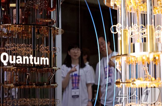 25일 오후 경기 고양시 킨텍스에서 열린 퀀텀 코리아 2024에 참가한 IBM 관계자가 양자 컴퓨터 모형을 설명하고 있다. 2024.6.25/뉴스1 ⓒ News1 장수영 기자