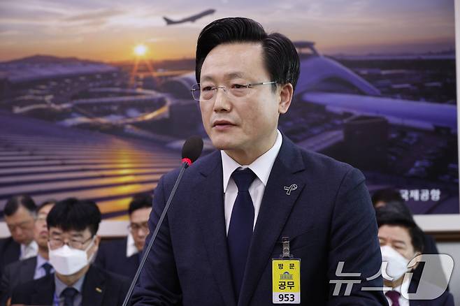 김이배 제주항공 대표가 14일 서울 여의도 국회에서 열린 국토교통위원회 전체회의에 출석해 12·29 여객기 참사 관련 질의에 답하고 있다. 2025.1.14/뉴스1 ⓒ News1 안은나 기자