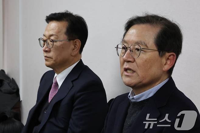 윤석열 대통령의 탄핵심판 법률대리인단인 윤갑근, 석동현 변호사가 9일 오후 서울 서초구 석동현 변호사 사무실에서 외신기자 대상으로 열린 기자회견에 참석해 입장을 밝히고 있다.뉴스1 ⓒ News1 이동해 기자