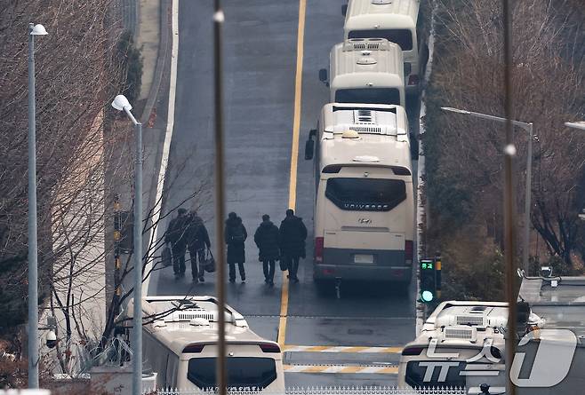공수처와 경찰의 윤석열 대통령 2차 체포영장 집행 시도가 임박한 가운데 14일 서울 용산구 한남동 대통령 관저 정문 앞에서 경호처 관계자들이 이동하고 있다. 2025.1.14/뉴스1 ⓒ News1 오대일 기자