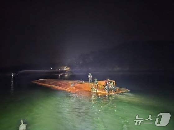 서산 고파도리 인근 선박 전복 사고 현장. (태안해경 제공) / 뉴스1