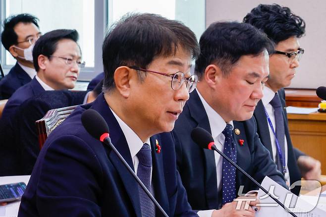 박상우 국토교통부 장관이 14일 서울 여의도 국회에서 열린 국토교통위원회 전체회의에 출석해 12·29 여객기 참사 관련 현안 질의에 답하고 있다. 두번째줄 왼쪽은 김이배 제주항공 대표. 2025.1.14/뉴스1 ⓒ News1 안은나 기자