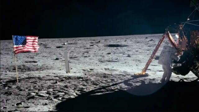 아폴로 11호의 닐 암스트롱이 1969년 7월 달에 성조기를 꽂았다. (출처=NASA)
