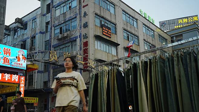 밤늦게까지 가동하는 공장이 많으며, 일부 근로자들은 자정까지 일하기도 한다