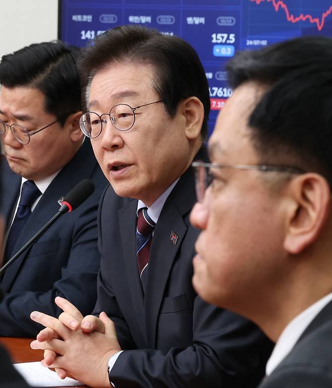 [서울=뉴시스] 조수정 기자 = 최상목 대통령 권한대행 부총리 겸 기획재정부 장관이 13일 서울 여의도 국회에서 이재명 더불어민주당 대표를 접견하며 발언을 경청하고 있다. 2025.01.13. chocrystal@newsis.com