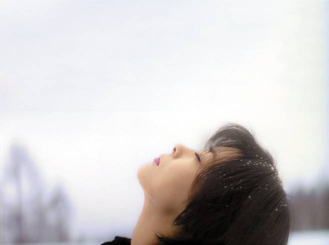 영화 '러브레터'의 도입부에서 약혼자 후지이 이쓰키의 추모식에 찾아온 주인공 와타나베 히로코(나카야마 미호)가 설원에서 눈을 감고 흩날리는 눈발을 느끼는 모습. 가장 유명한 '러브레터' 이미지 중 하나다. /워터홀컴퍼니