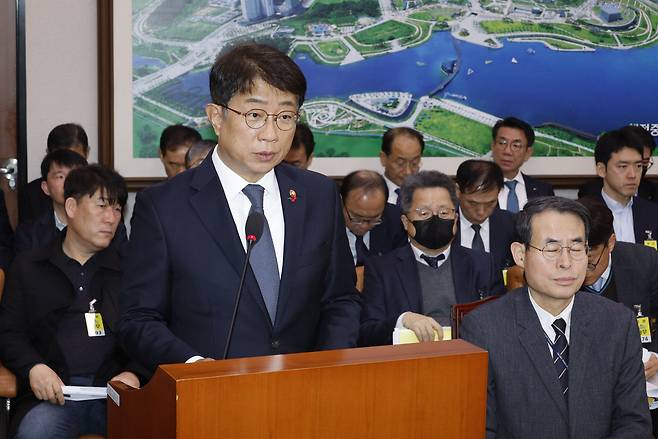 박상우 국토교통부 장관이 14일 서울 여의도 국회에서 열린 국토교통위원회 전체회의에 출석해 12·29 여객기 참사 관련 현안보고를 하고 있다. /뉴스1