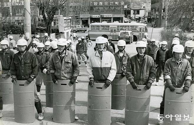 1991년 명지대생이었던 강경대 열사 폭행치사 사건을 일으켰던 사복조 전경들, 이른바 ‘백골단’. 동아일보 DB