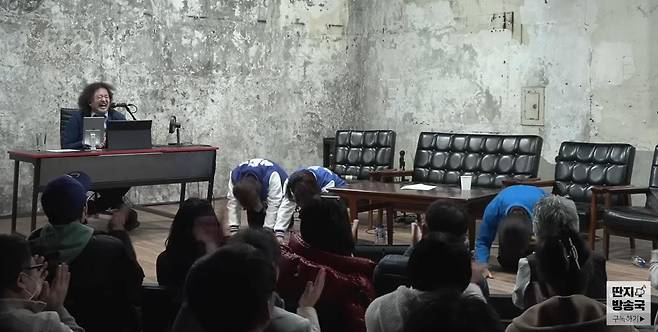 지난해 3월 15일 총선을 앞두고 김어준 유튜브에 ‘더불어민주당 수도권 여전사 3인방’이란 주제로 출연한 안귀령 이언주 전현희 후보가 김 씨의 “차렷, 절” 구령에 맞춰 일제히 절을 하는 모습. 왼쪽에 김 씨가 앉아 웃고 있다. 유튜브 화면 캡처