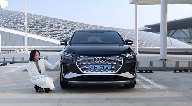 글로벌모터즈에 새롭게 합류한 이나무 아나운서가 시승차 아우디 Q4 e-트론 S라인을 설명하고 있다. 사진=육동윤 글로벌이코노믹 기자