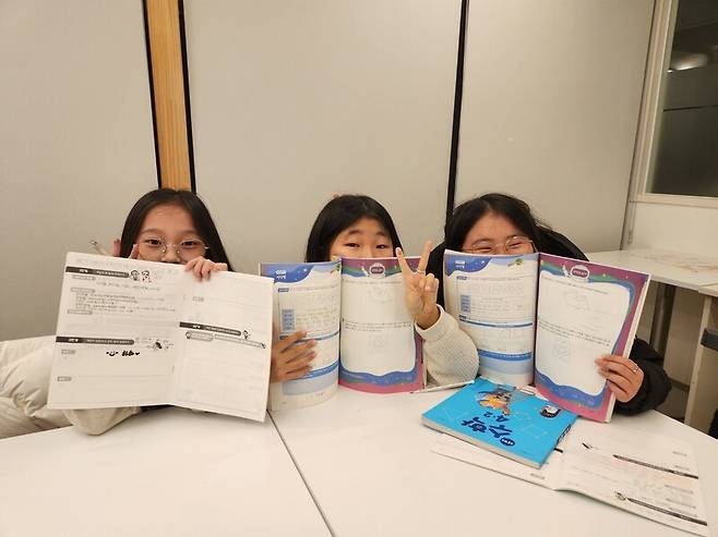 윤제인(10·왼쪽), 정라온(10·중간), 정로희(10)양이 지난 23일 저녁 7시30분께 경기 남양주시 별내동의 한 아파트 단지 내 마을카페에서 ‘수학공부 걱정 없는 마을’ 프로그램에 참여하고 있다. 박고은 기자