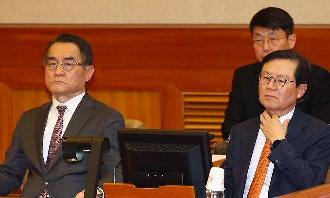 윤석열 대통령 측 변호인단인 배보윤, 윤갑근 변호사가 14일 서울 종로구 헌법재판소에서 열린 윤석열 대통령 탄핵심판 사건 첫 변론기일에 출석해 있다. 공동취재사진