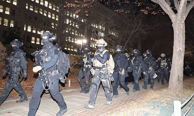 국회 본회의에서 비상계엄 해제 요구안을 의결한 지난 4일 새벽 군 병력이 국회에서 철수하고 있다. 연합뉴스