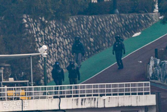 고위공직자범죄수사처(공수처)의 윤석열 대통령에 대한 2차 체포영장 집행이 임박한 가운데 13일 서울 용산구 한남동 대통령 관저 입구에 경호처 요원들이 오가고 있다. 하상윤 기자