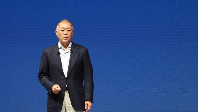 6일 경기 고양시 '현대모터스튜디오 고양'에서 열린 2025 신년회에서 정의선 현대차그룹 회장이 신년사를 하고 있다. 연합뉴스