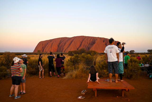 세계 최대 단일 암석인 노던테리토리의 울루루. 호주 원주민이 신성시하는 산으로 등반은 금지돼 있다. AP 연합뉴스