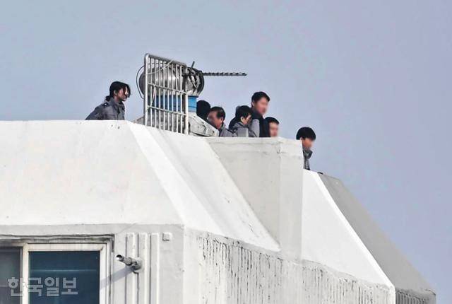 윤석열 대통령의 2차 체포영장이 초읽기에 들어간 14일 서울 옥수동 일대 아파트 옥상에서 경찰 관계자들이 동선을 파악하며 상황을 확인하고 있다. 정다빈 기자