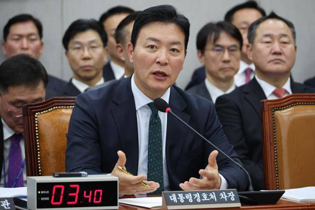 김성훈 대통령경호처 차장이 지난해 11월 19일 국회 운영위원회 전체회의에서 윤석열 대통령의 군 골프장 이용 당시 경호 활동에 대한 위원 질의에 답하고 있다. 연합뉴스