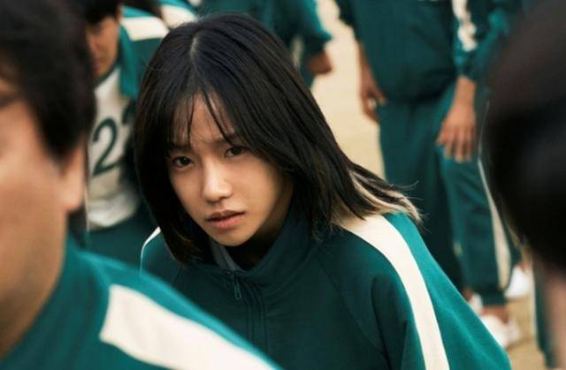 조유리는 극 중 잘못된 투자 정보를 믿었다가 거액을 잃고 게임에 참가하게 된 준희 역을 맡아 차분하면서도 안정적인 발성으로 열연을 펼쳤다. 넷플릭스