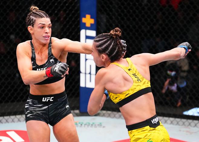 맥켄지 던(오른쪽)이 아만다 히바스를 꺾었다. 사진=UFC