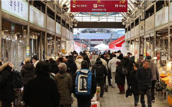 서울시가 설 명절을 맞아 시내 전통시장 60곳에서 설 성수품과 농·축·수산물을 최대 30%까지 할인하는 행사를 실시한다. 사진은 서울 동대문구 청량리전통시장에서 시민들이 장을 보는 모습. [사진=연합뉴스]