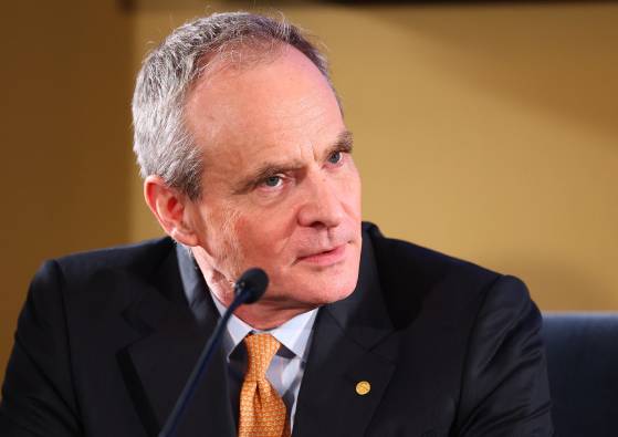 지난달 7일(현지시간) 스웨덴 스톡홀름 왕립과학한림원에서 열린 2024 노벨경제학상·화학상·물리학상 수상자 공동 기자회견에서 노벨 경제학상 수상자인 사이먼 존슨 MIT 교수가 취재진 질문에 답하고 있다. 연합뉴스