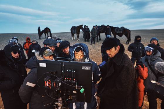 영화 '하얼빈' 촬영 당시 우민호 감독(왼쪽부터 다섯번째)과 주연 현빈(왼쪽 네번째)의 모습. 영화엔 아우를 잃고 마적이 된 과거의 독립투사(정우성)도 등장한다. 사진 CJ ENM