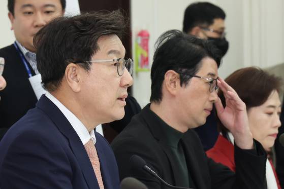 국민의힘 권성동 원내대표와 주진우 법률자문위원장이 14일 서울 여의도 국회에서 '비상계엄 특검법'(가칭) 발의와 관련해 기자간담회를 하고 있다. 연합뉴스