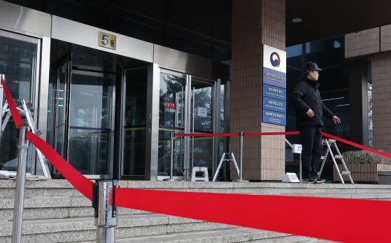 공수처·경찰·경호처가 윤석열 대통령 체포영장 집행과 관련 3자 회동 중인 14일 오전 경기도 정부과천청사 공수처 입구에 포토라인이 설치돼 있다. 뉴스1