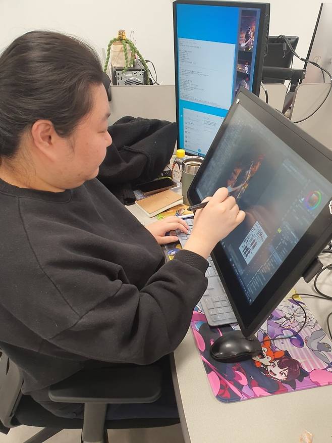 조은진 사원이 웹툰 보정 작업을 하고 있다. 윤현주 기자