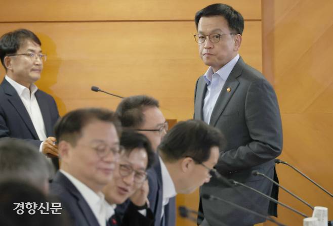 회의 주재 최상목 대통령 권한대행 부총리 겸 기획재정부 장관이 14일 주요 현안 해법회의를 주재하기 위해 정부서울청사 회의실로 들어서고 있다. 김창길 기자