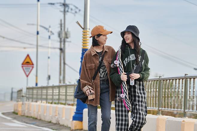A scene from 'Silver Apricot' featuring Na Ae-jin (left) and Kim Jin-young (KAFA)