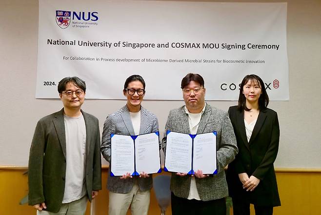 코스맥스는 싱가포르 국립대와 피부 마이크로바이옴 연구를 위한 업무협약(MOU)을 체결했다고 14일 밝혔다. 사진은 매튜 창 싱가포르국립대 의학부 교수(사진 왼쪽에서 두번째)와 윤석균 코스맥스 R&I센터 상무가 MOU체결식에 참석한 모습. <코스맥스>
