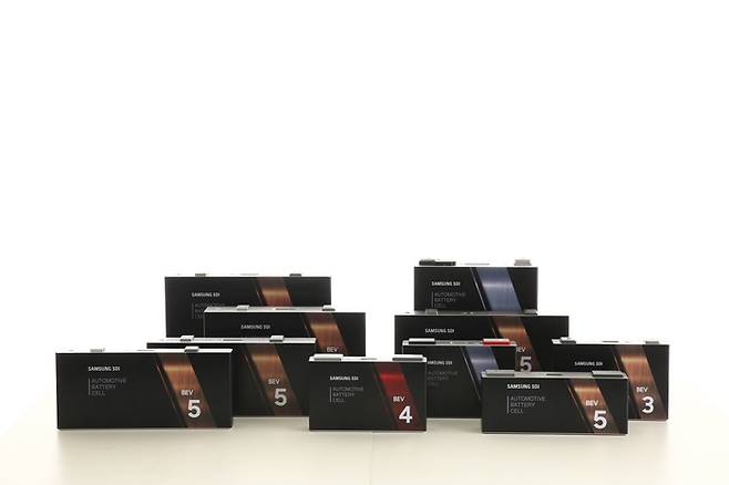 전기차 캐즘을 극복할 새로운 먹거리로 ‘각형 배터리’가 주목받는다. 사진은 삼성SDI 각형 배터리(삼성SDI 제공)