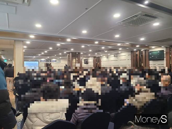 서울 송파구 잠실진주아파트 재건축(단지명 '잠실 래미안 아이파크') 조합이 2차 공사비 인상 5개월여만에 588억원 증액을 결정했다. 사진은 잠실진주 주택재건축정비사업조합이 3차 공사계약 변경 계약을 위해 15일 임시총회를 진행하는 모습. /사진=독자 제공