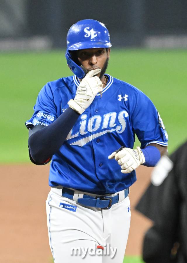 28일 오후 광주광역시 임동 광주기아챔피언스필드에서 진행된 '2024 프로야구 KBO리그 포스트시즌' 한국시리즈 5차전 KIA타이거즈와 삼성라이온즈의 경기. 삼성 디아즈가 3회초 2사 1루서 2점 홈런을 터뜨린 뒤 세리머니를 하고 있다./마이데일리