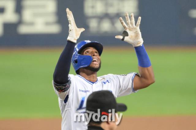 삼성 디아즈가 15일 대구 삼성라이온즈파크에서 열린 '2024 프로야구 KBO 포스트 시즌' 삼성라리온즈와 LG트윈스 플레이오프(PO) 2차전 경기 6회말 선두 타자로 나와 솔로포를 쳤다./마이데일리