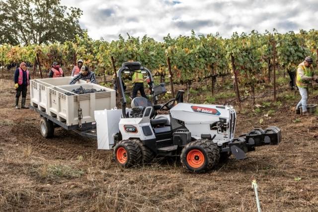 두산밥캣의 무인·전기 굴절식 트랙터 ‘AT450X’. [두산밥캣 제공]