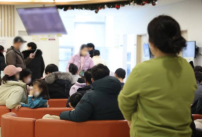 인플루엔자(독감)의 확산세가 이어지는 가운데 서울의 한 어린이 전문 병원이 내원객들로 붐비고 있다. [연합뉴스]