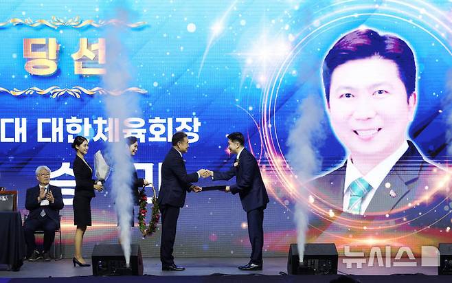 [서울=뉴시스] 김진아 기자 = 제42대 대한체육회장으로 당선된 유승민이 14일 서울 송파구 올림픽공원 올림픽홀에서 열린 제42대 대한체육회장선거에서 김대년 선거운영위원회 위원장으로부터 당선증을 받고 있다. 2025.01.14. bluesoda@newsis.com