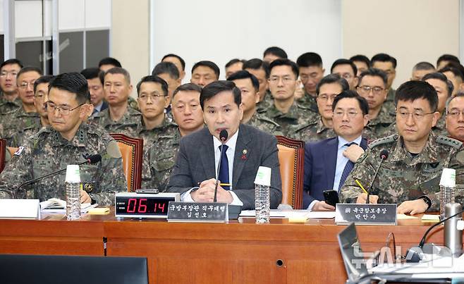 [서울=뉴시스] 고승민 기자 = 김선호 국방부 장관 직무대행이 14일 서울 여의도 국회에서 열린 제420회국회(임시회) 제3차 윤석열 정부의 비상계엄 선포를 통한 내란 혐의 진상규명 국정조사특별위원회 전체회의에서 의원 질의에 답하고 있다. 2025.01.14. kkssmm99@newsis.com