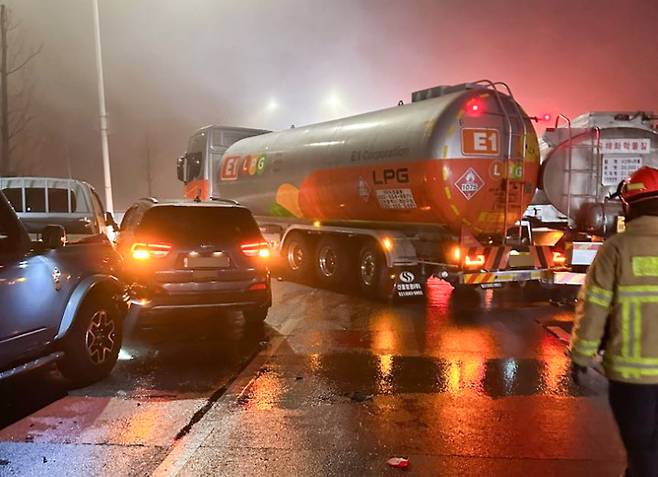 14일 오전 5시 15분쯤 경기 고양시 일산서구 자유로 구산IC 파주 방향 인근에서 발생한 차량 44대 연쇄 추돌 사고로 트럭과 버스, 승용차 등이 뒤엉켜 있다. 경기도북부소방재난본부 제공