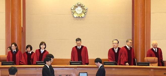윤석열 대통령 탄핵 심판 첫 변론이 열린 14일 오후 서울 종로구 헌법재판소 대심판정에 헌법재판관들이 입장하고 있다.  연합뉴스