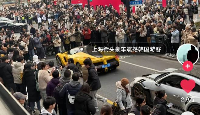 상하이 우캉루에서 슈퍼카 행렬이 이어지고 있다. 웨이보 캡처