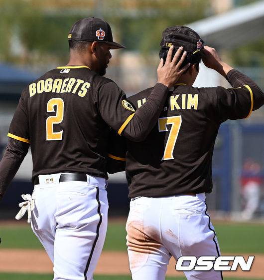 [OSEN=지형준 기자] 샌디에이고 잰더 보가츠(왼쪽)가 김하성과 수비를 준비하며 이야기를 나누고 있다. 2023.02.27 /jpnews@osen.co.kr