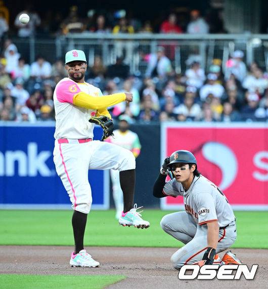 [OSEN=지형준 기자] 샌디에이고 2루수 잰더 보가츠가 샌프란시스코 1루 주자 이정후를 포스 아웃시킨 뒤 1루로 송구하고 있다. 2024.03.30 /jpnews@osen.co.kr